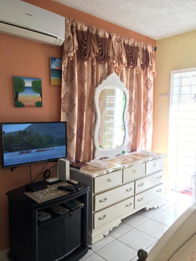 #D1 Castle Studio Wifi King Bed Ocho Rios Jamaica エクステリア 写真